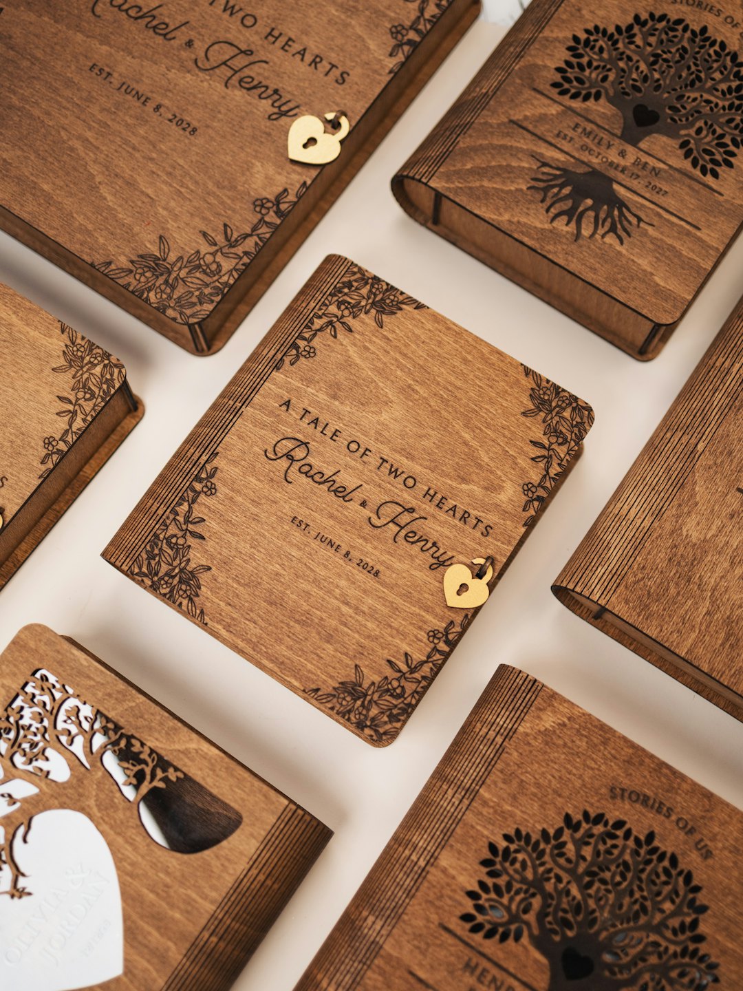 Gravierte Holzkisten in Buchform mit personalisierten Details.